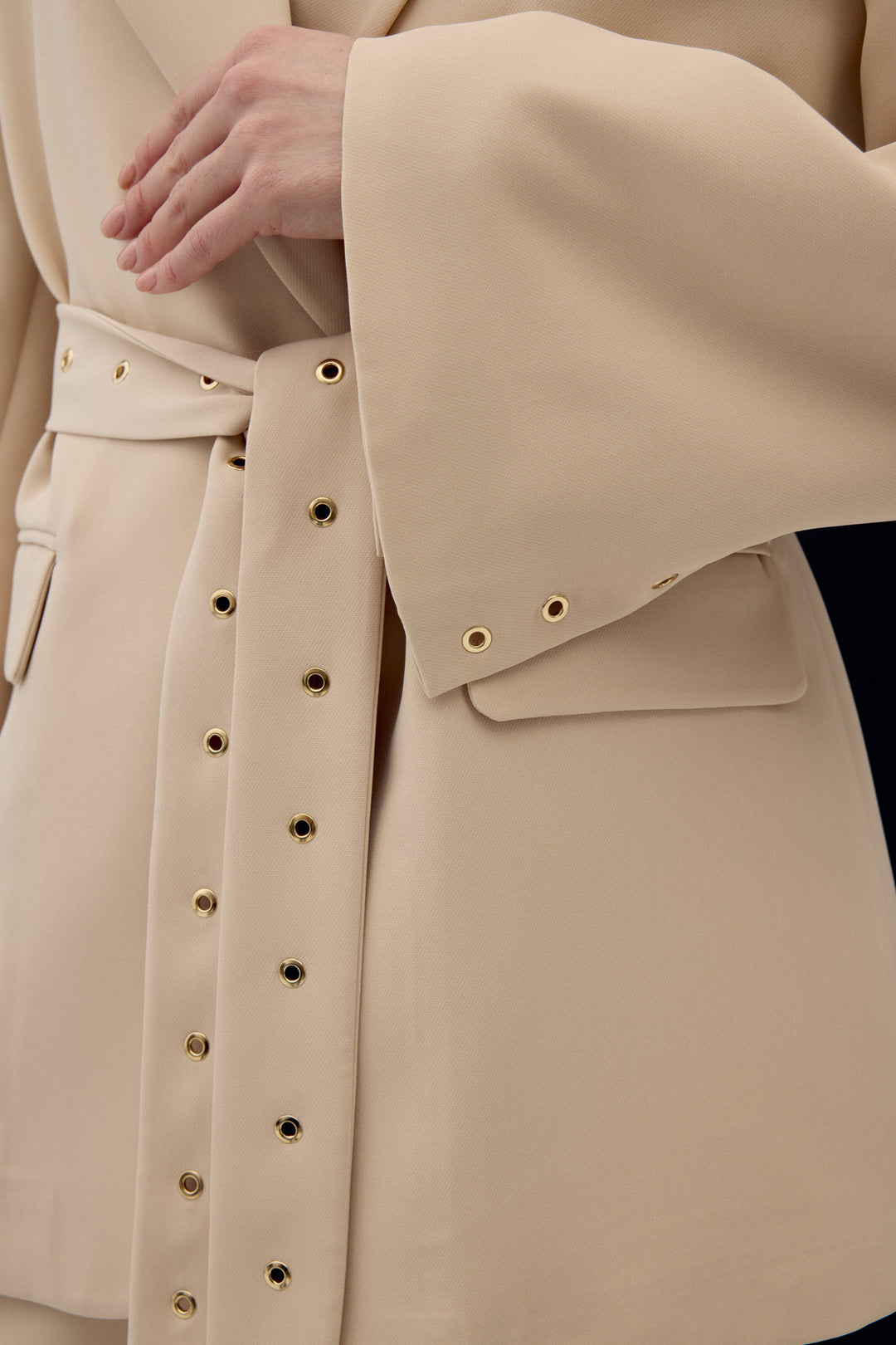 Sateen Veste Serana à Détails de Ceinture - Beige