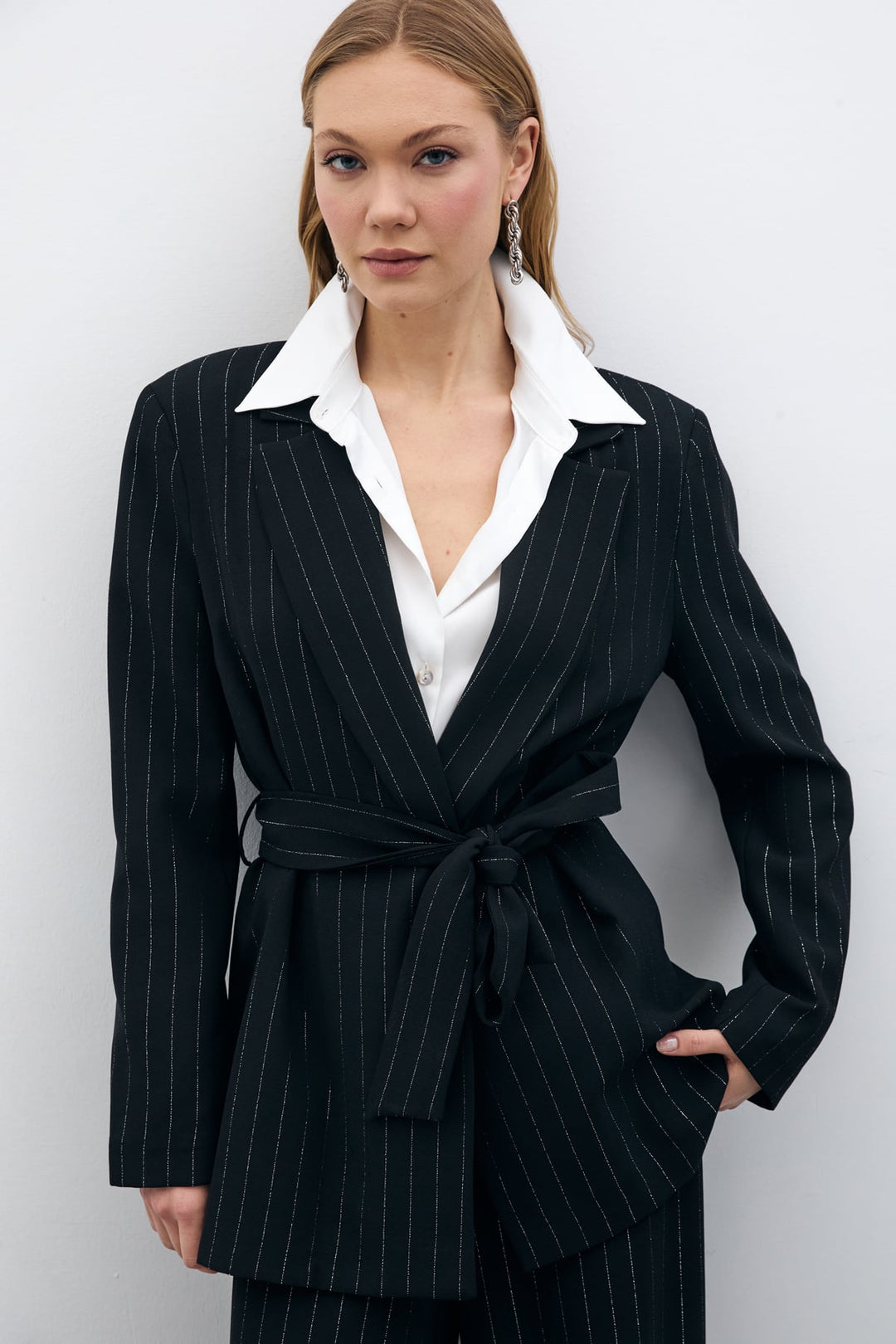 Sateen Veste ceinturée à rayures scintillantes - Noir çizgili