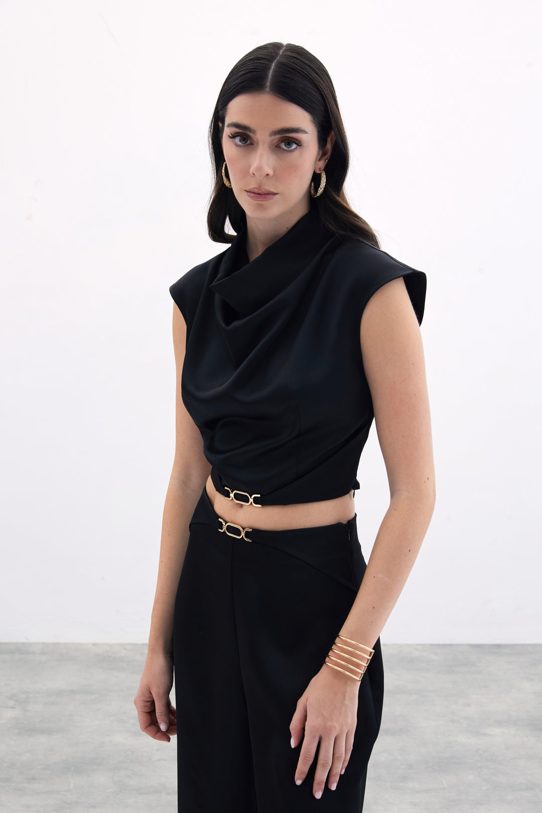 Sateen Blouse dégageant avec détail de boucle - Noir