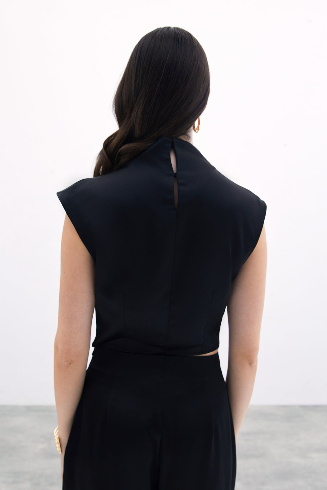 Sateen Blouse dégageant avec détail de boucle - Noir