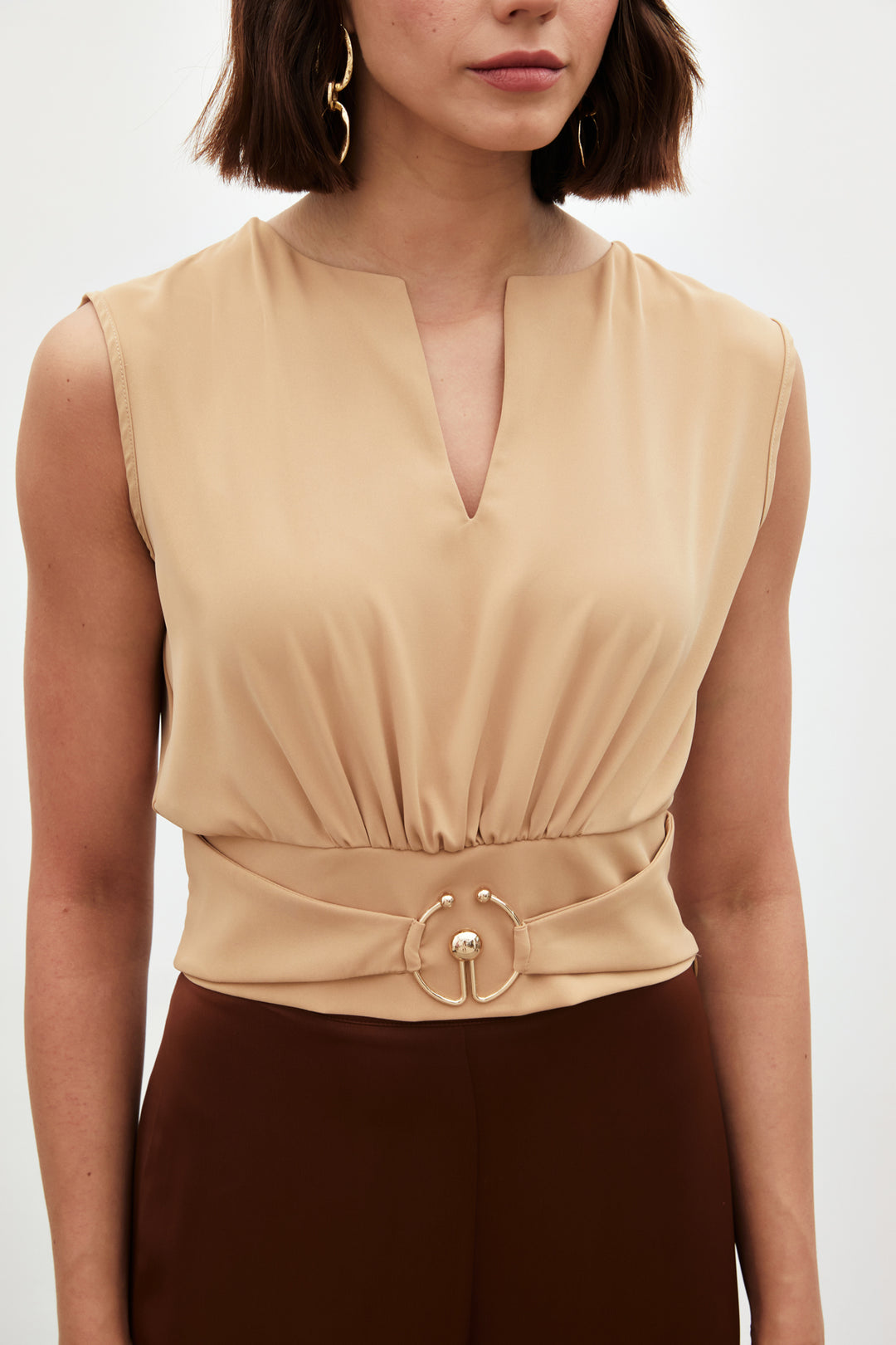 Sateen Blouse sans manches avec détail de boucle - camel
