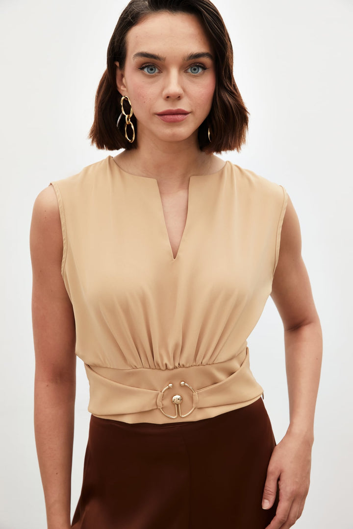 Sateen Blouse sans manches avec détail de boucle - camel