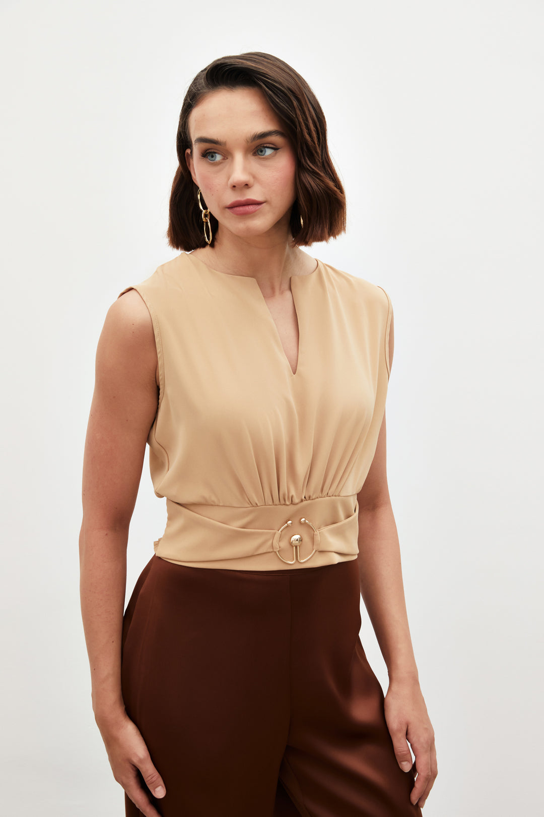 Sateen Blouse sans manches avec détail de boucle - camel