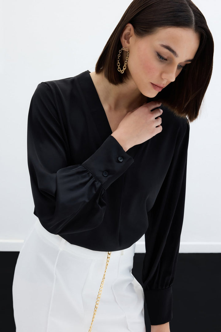 Sateen Blouse en satin à col en V - Noir