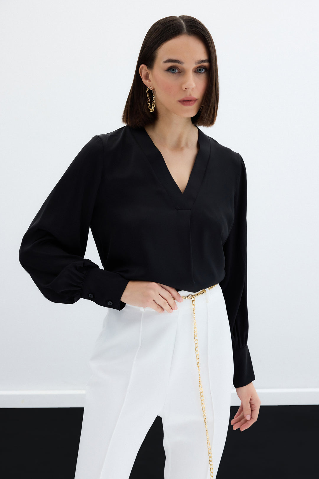 Sateen Blouse en satin à col en V - Noir