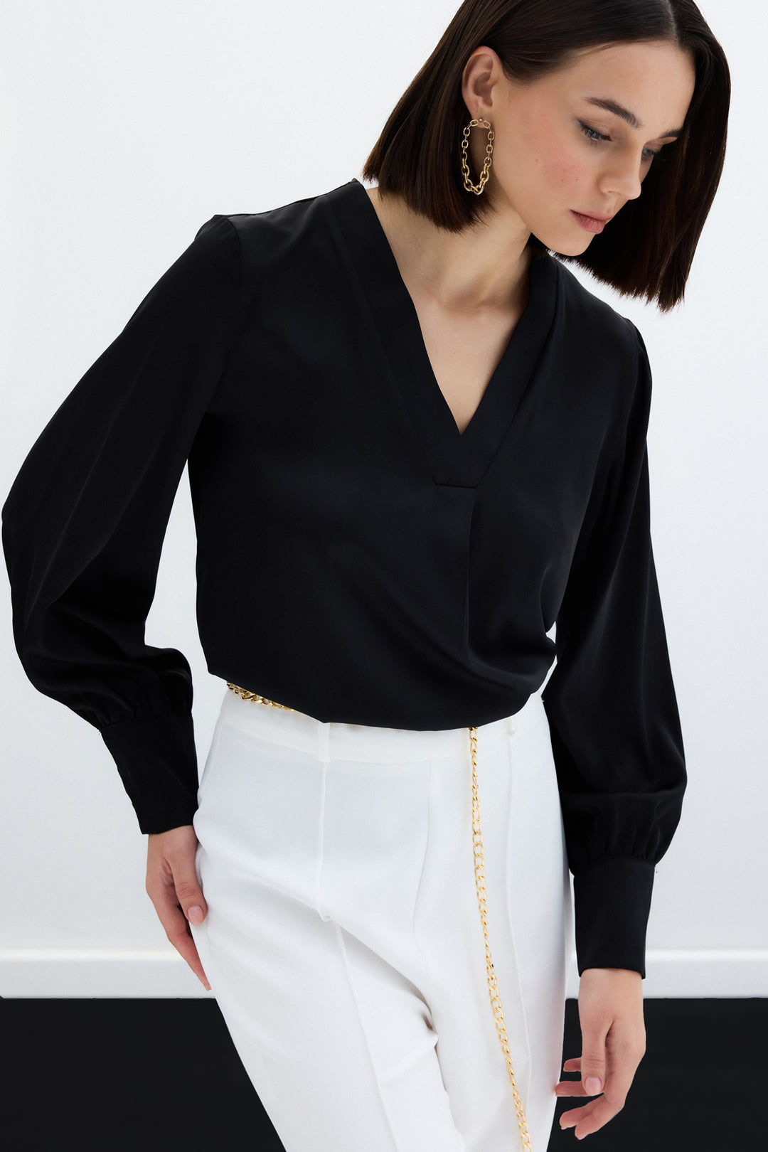 Sateen Blouse en satin à col en V - Noir