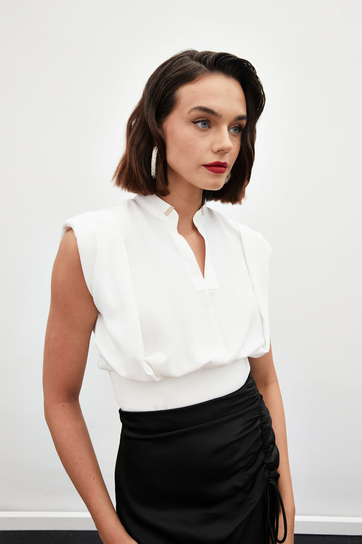 Sateen Blouse sans manches avec accessoire de col - Écru