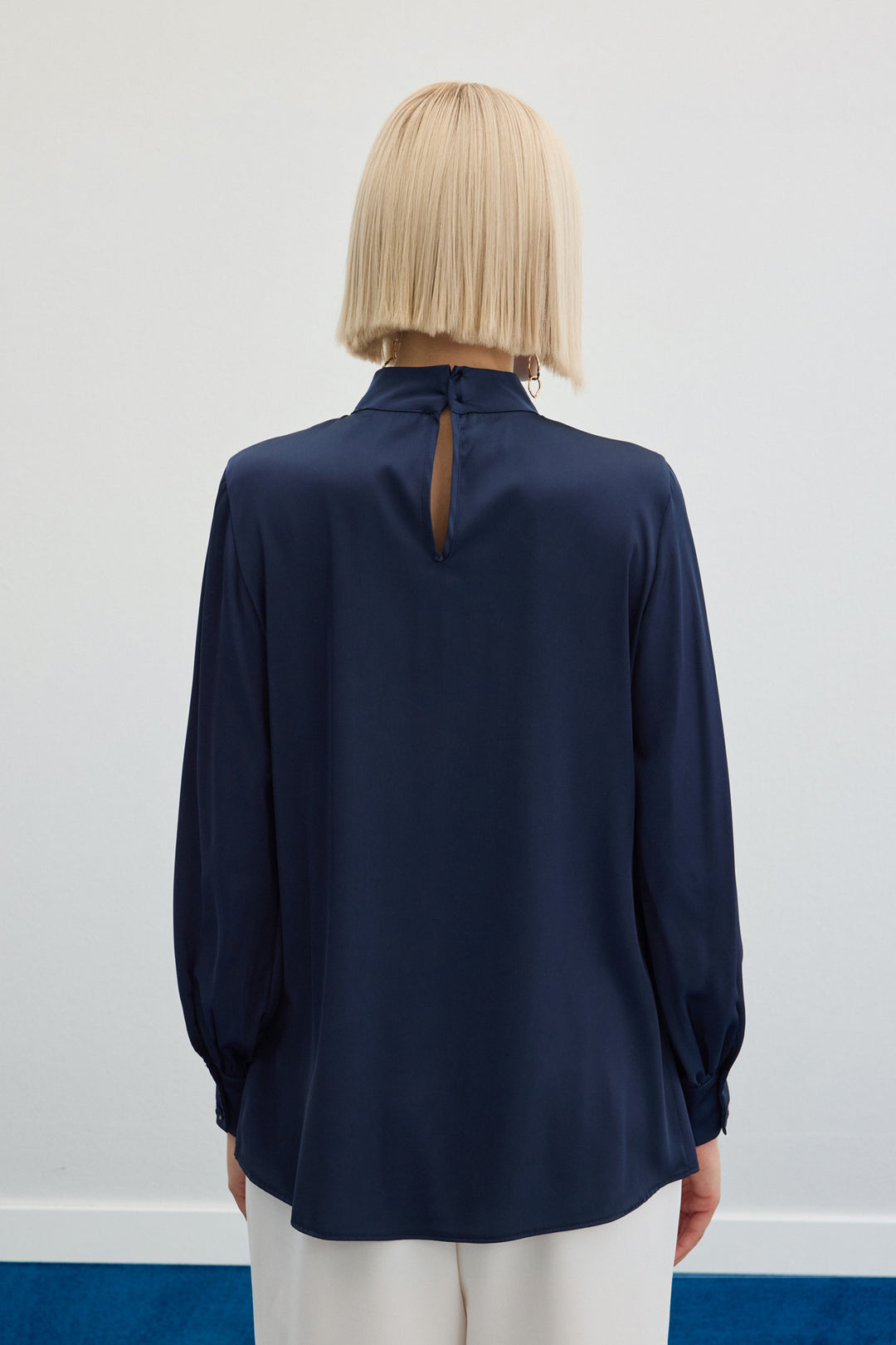 Sateen Blouse en Satin avec Détail de Col - Bleu marine