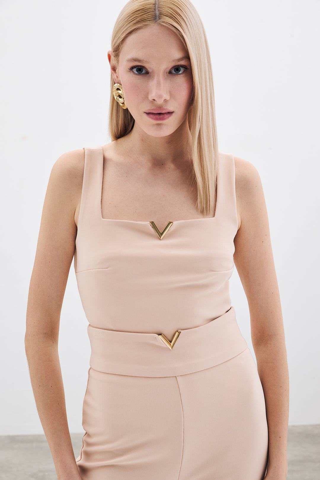 Sateen Blouse avec accessoire doré au col - Beige
