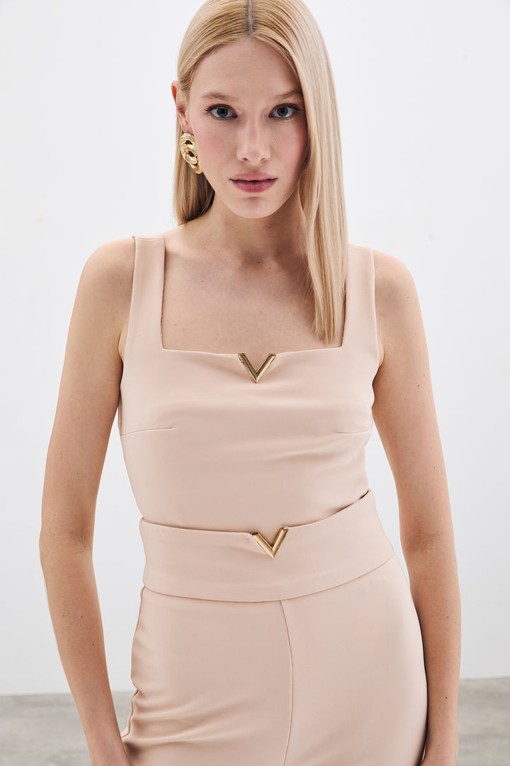 Sateen Blouse avec accessoire doré au col - Beige