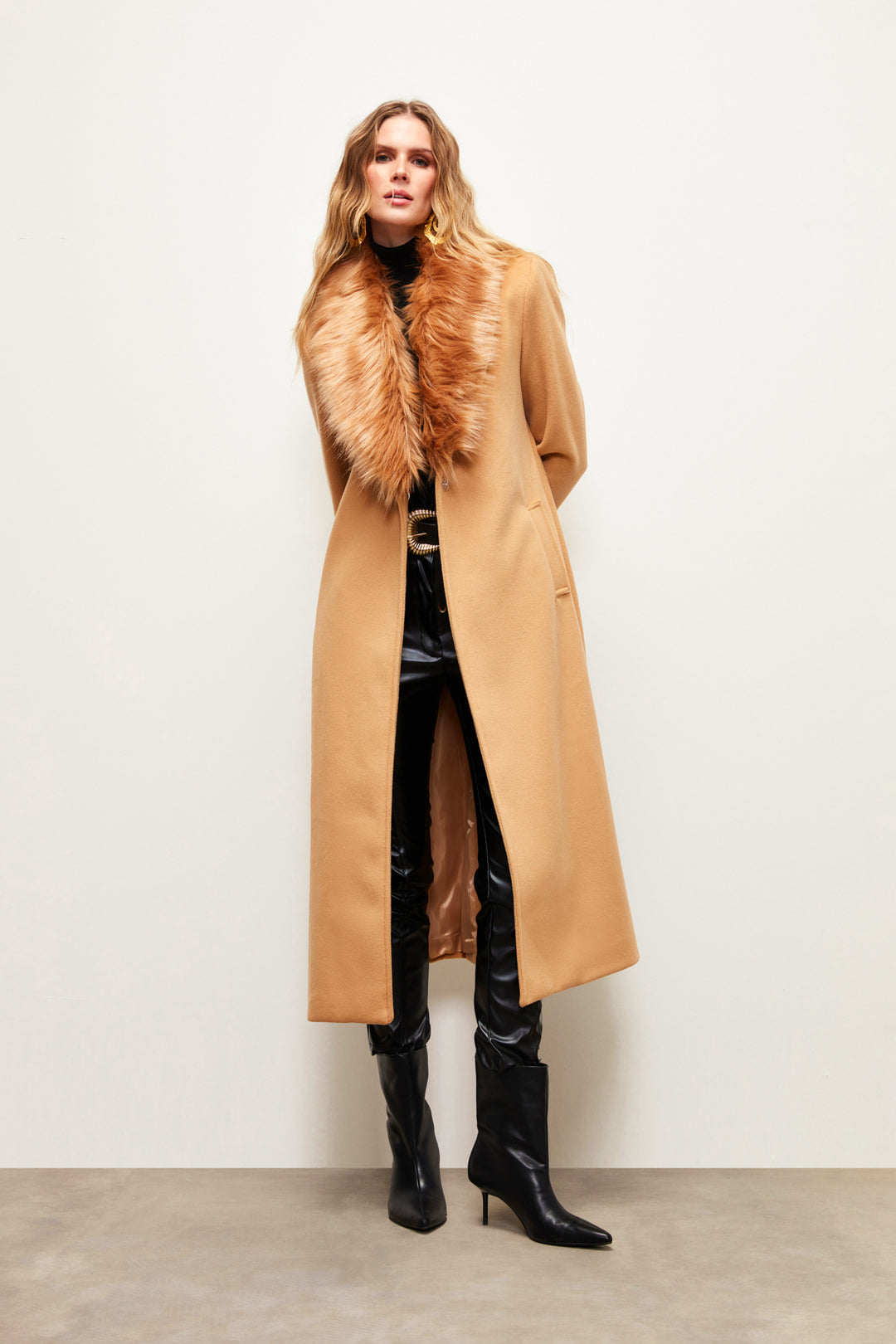 Sateen Manteau long avec col en fourrure - camel