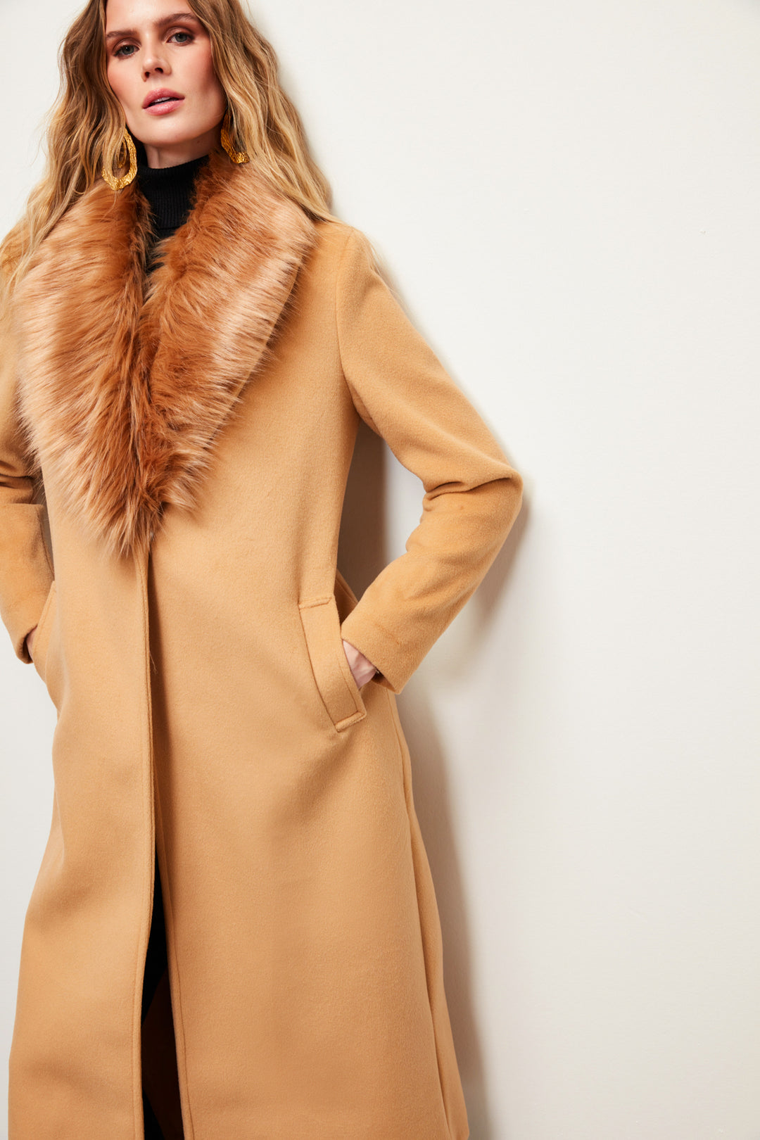 Sateen Manteau long avec col en fourrure - camel