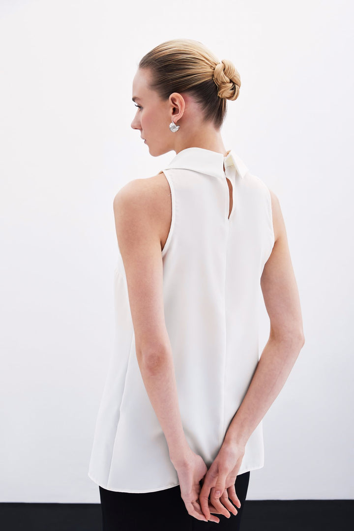 Sateen Blouse Sans Manches avec Pierres au Col - Écru