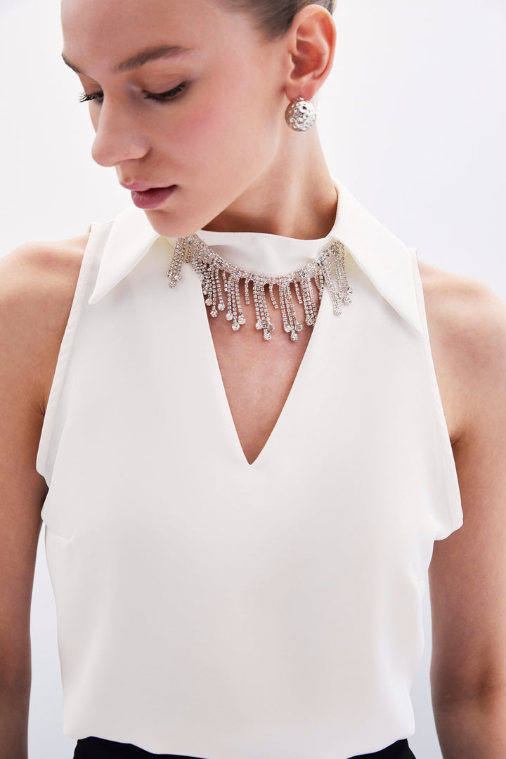 Sateen Blouse Sans Manches avec Pierres au Col - Écru