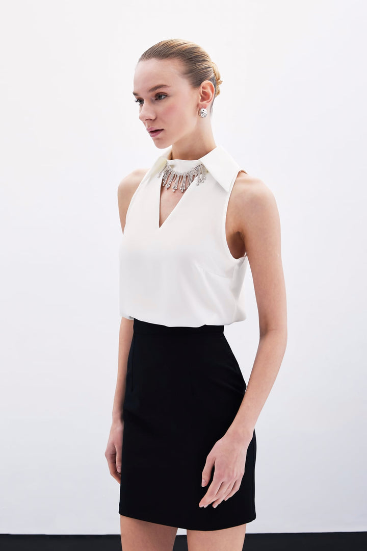 Sateen Blouse Sans Manches avec Pierres au Col - Écru