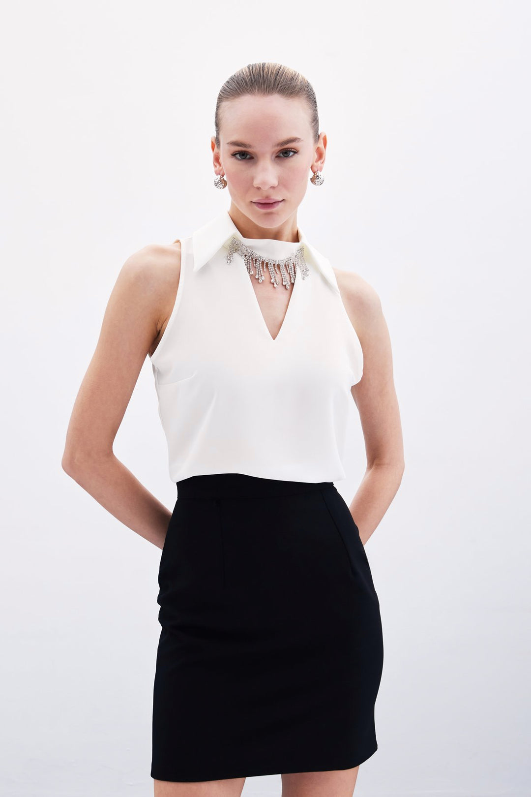 Sateen Blouse Sans Manches avec Pierres au Col - Écru