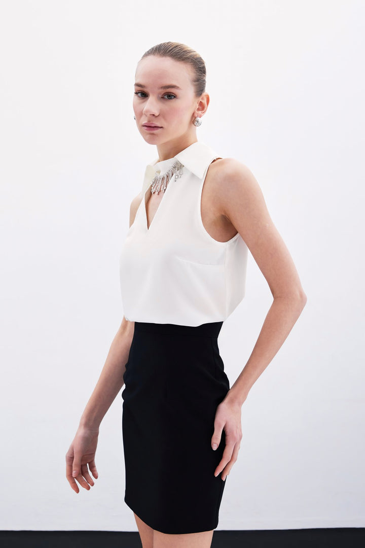 Sateen Blouse Sans Manches avec Pierres au Col - Écru