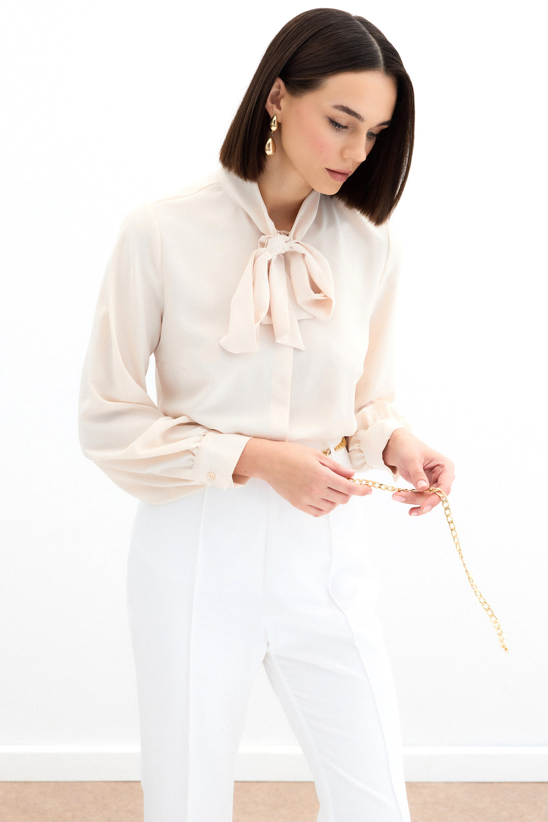 Sateen Chemise unie à col noué - Beige