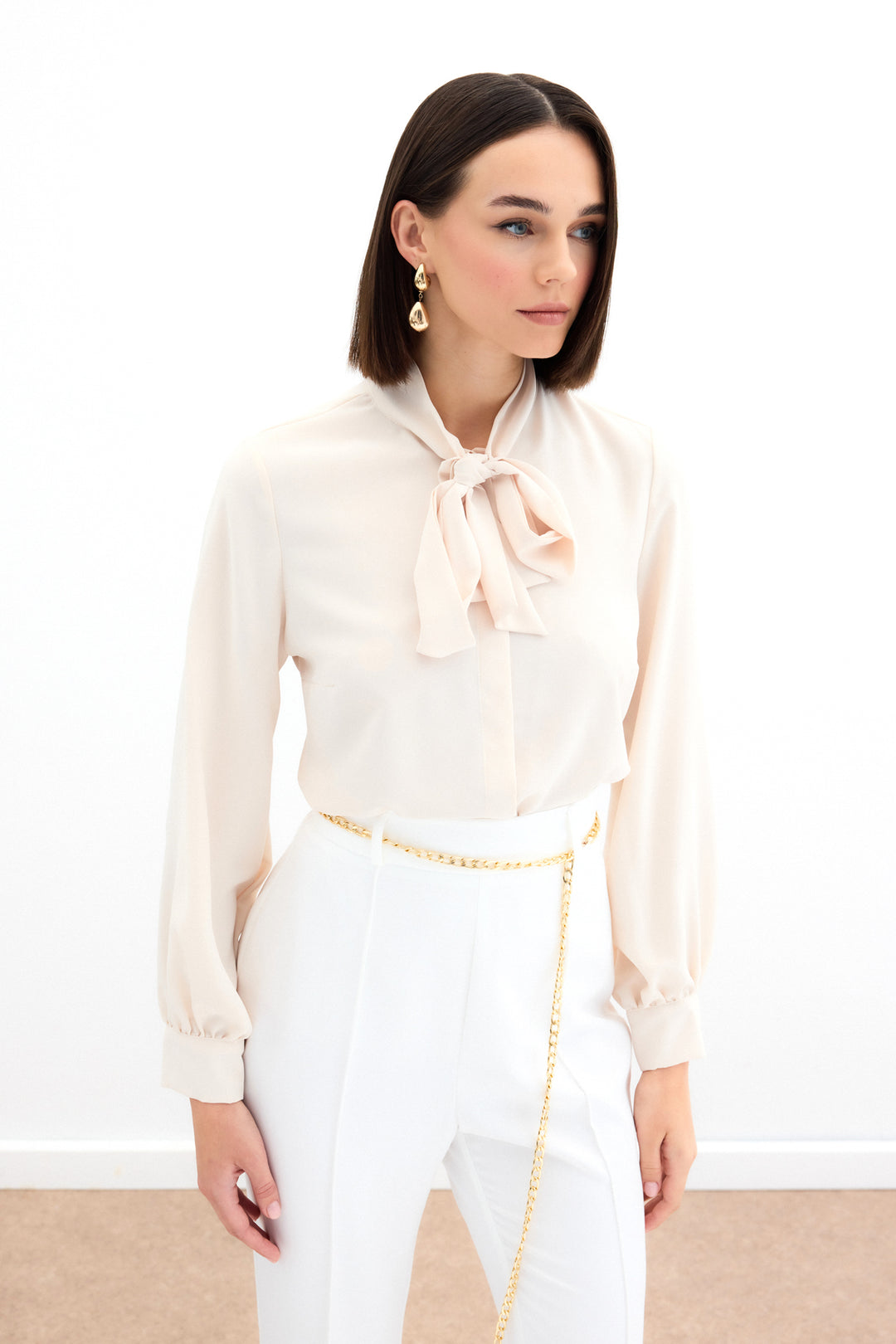Sateen Chemise unie à col noué - Beige