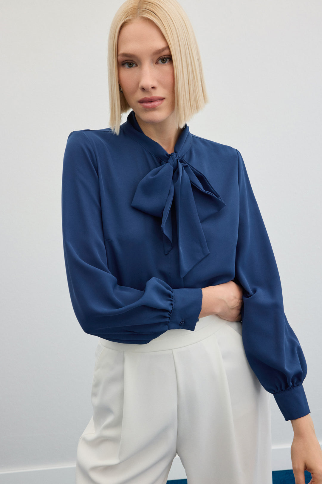 Sateen Chemise unie à col noué - Indigo