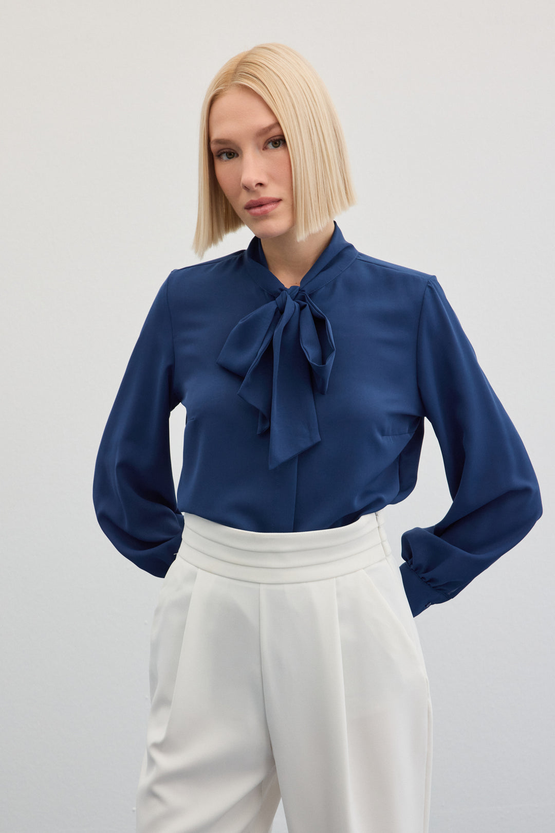 Sateen Chemise unie à col noué - Indigo