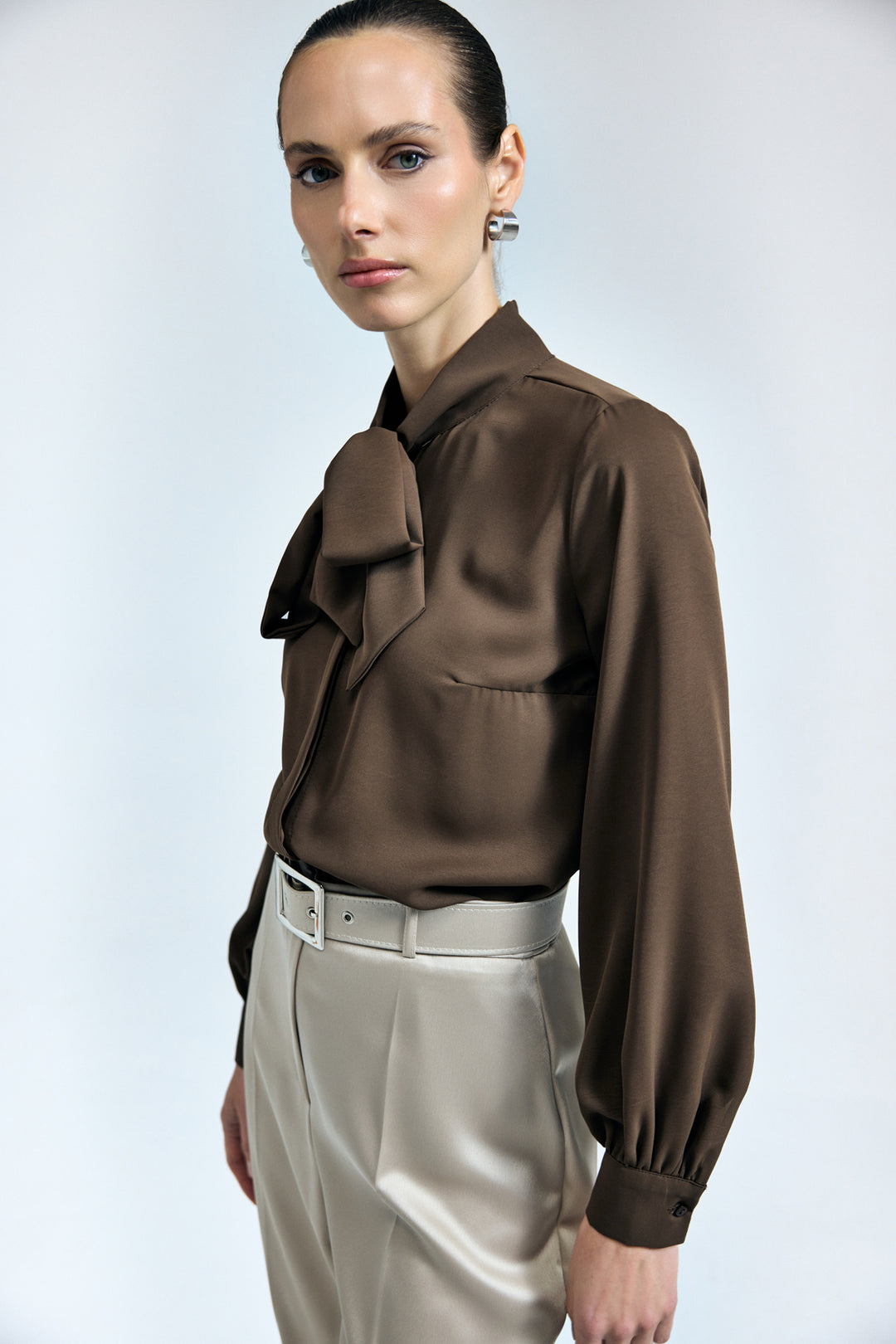 Sateen Chemise simple à col noué - Marron