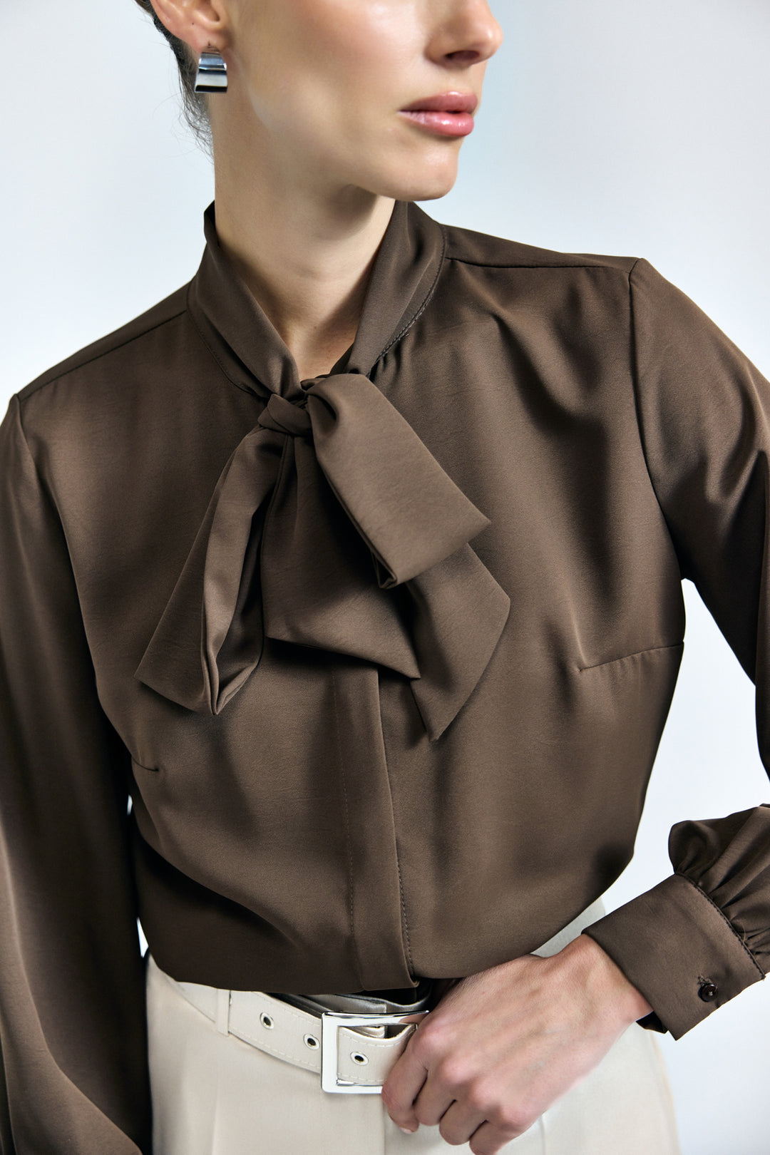 Sateen Chemise simple à col noué - Marron