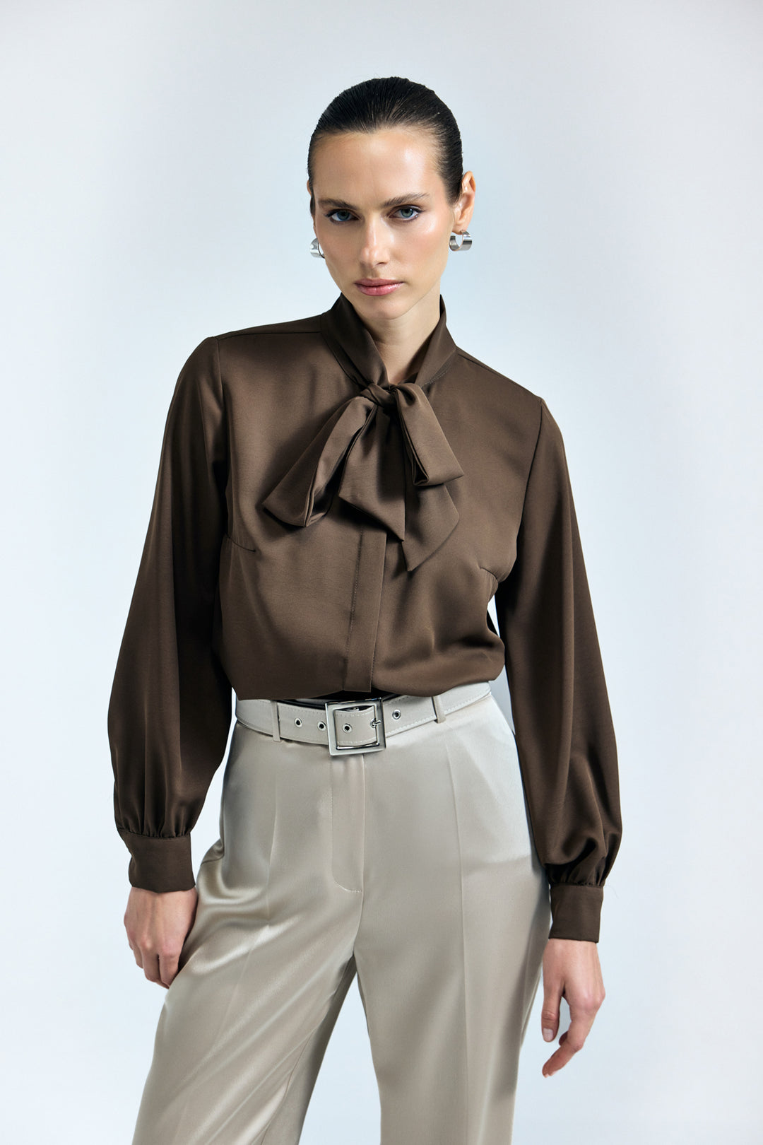 Sateen Chemise simple à col noué - Marron