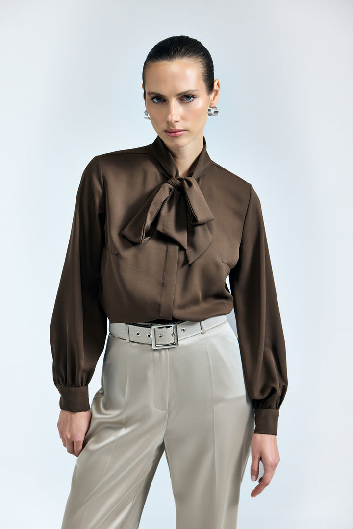 Sateen Chemise simple à col noué - Marron