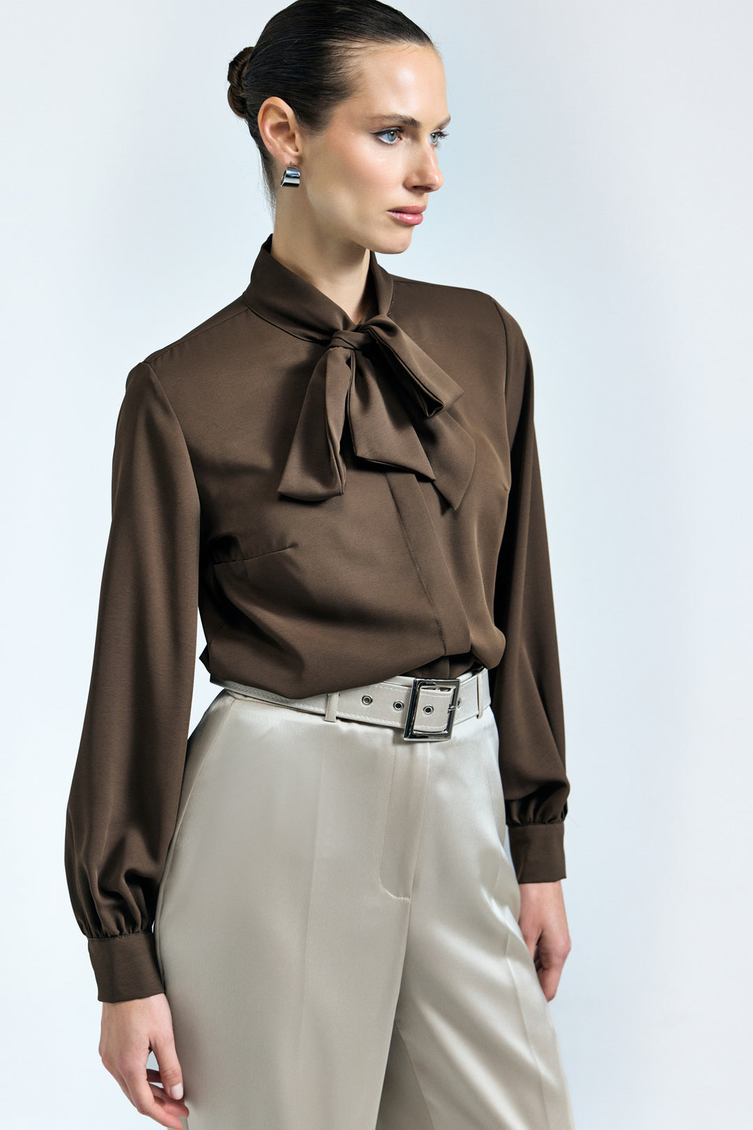 Sateen Chemise simple à col noué - Marron