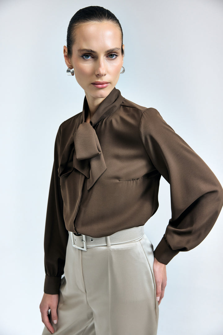 Sateen Chemise simple à col noué - Marron