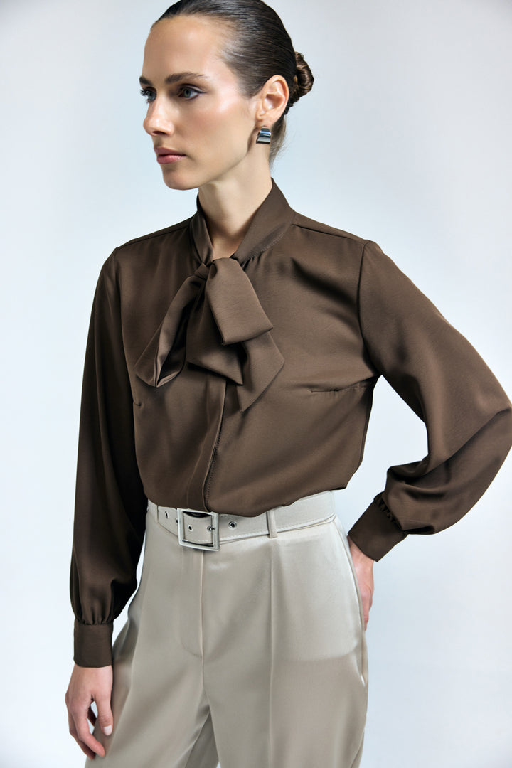 Sateen Chemise simple à col noué - Marron