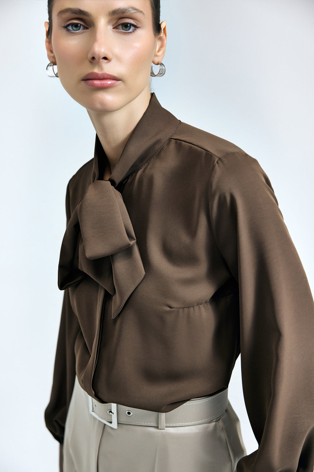 Sateen Chemise simple à col noué - Marron