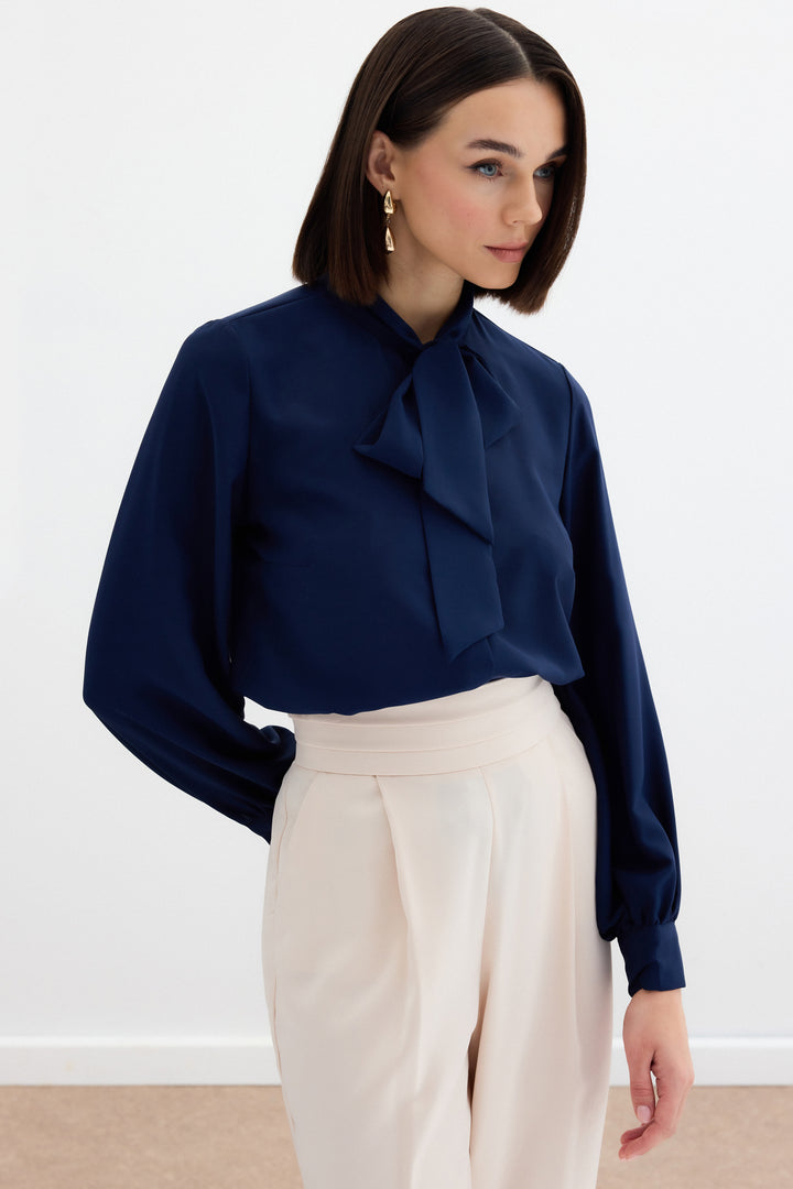 Sateen Chemise unie à col noué - Bleu marine
