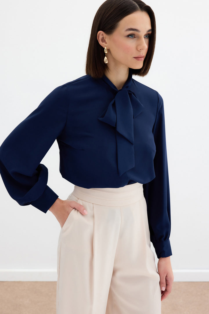 Sateen Chemise unie à col noué - Bleu marine