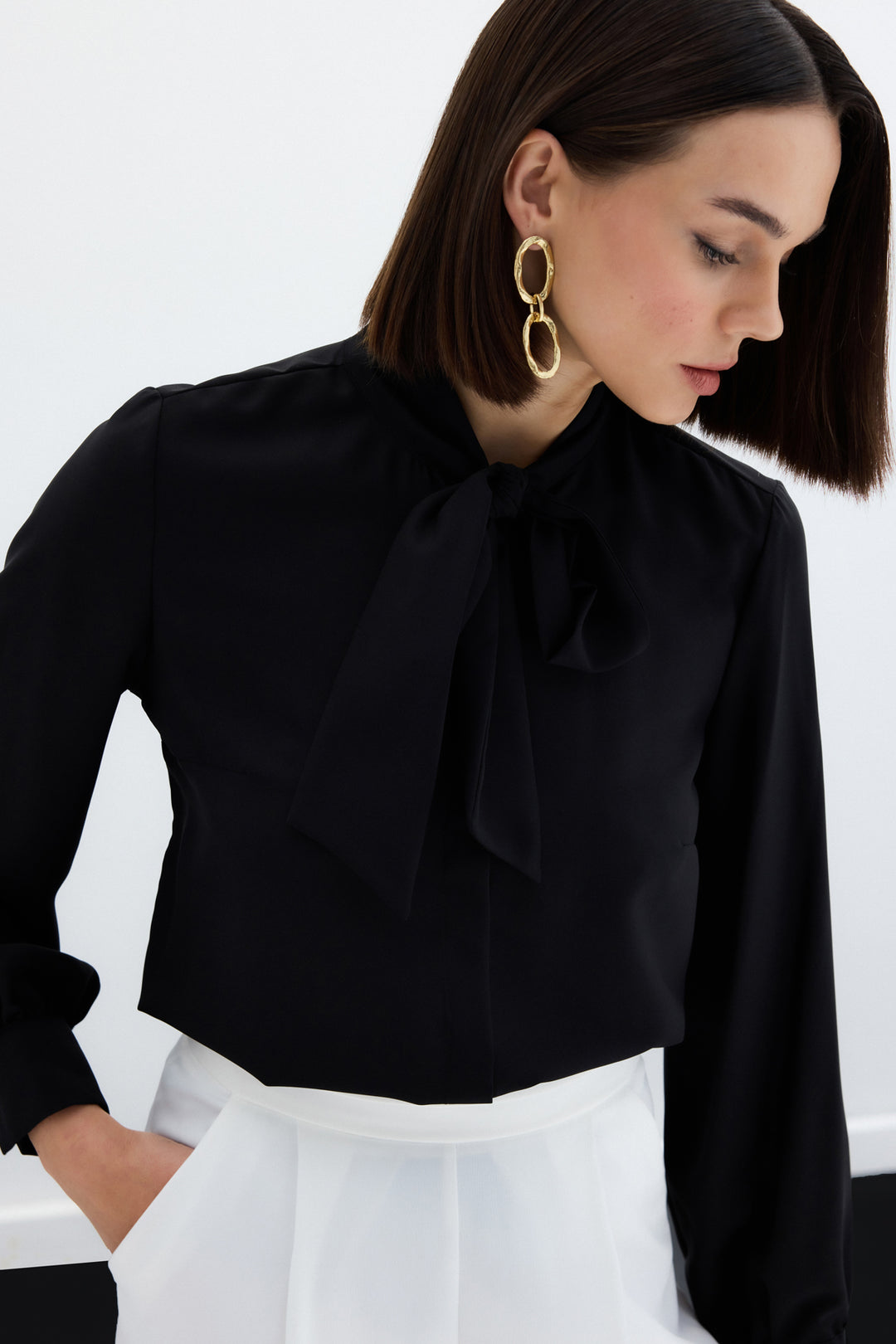 Sateen Chemise unie à col noué - Noir