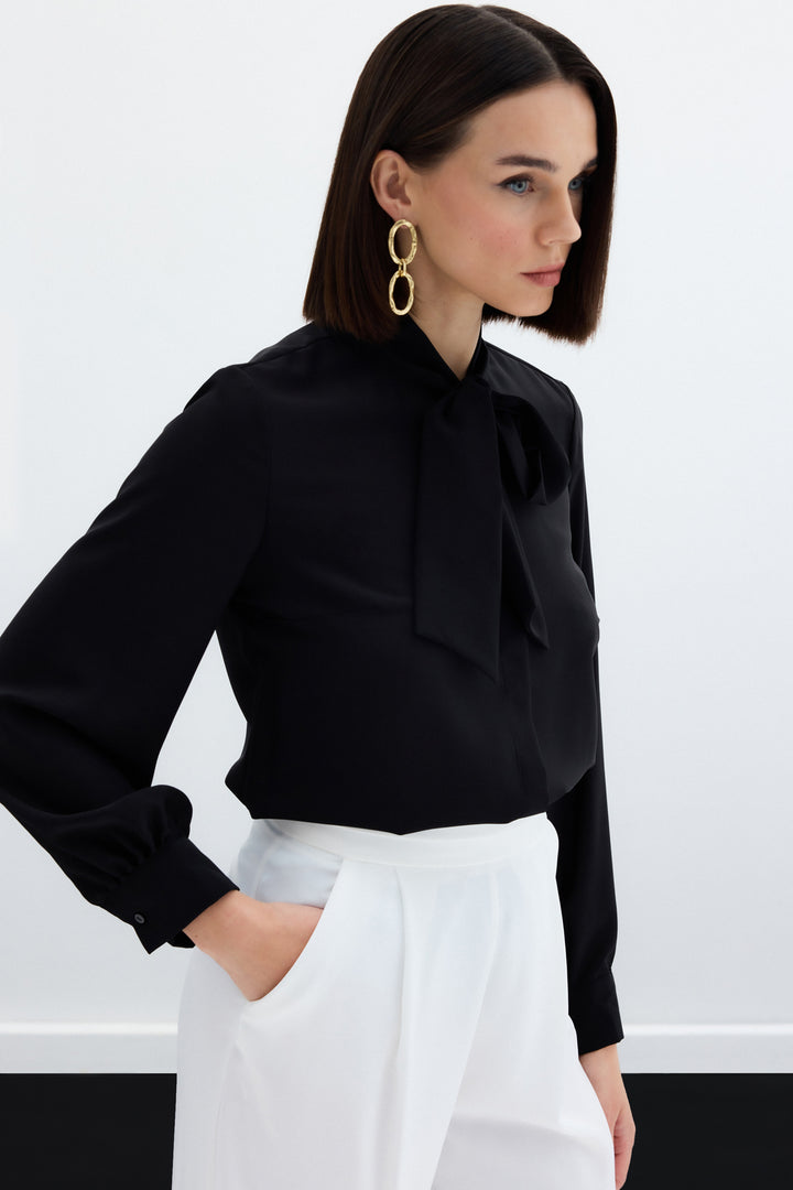 Sateen Chemise unie à col noué - Noir