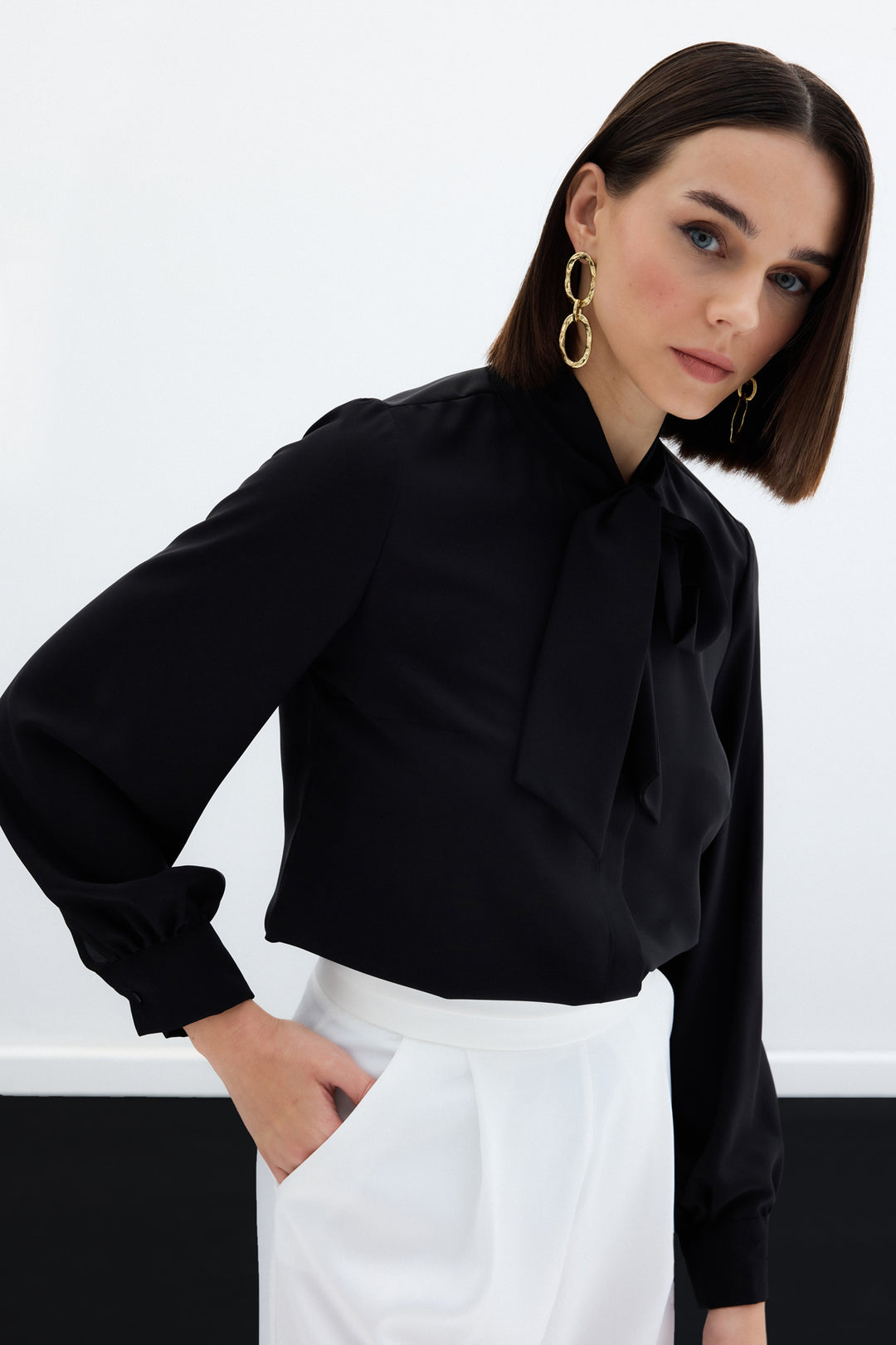 Sateen Chemise unie à col noué - Noir