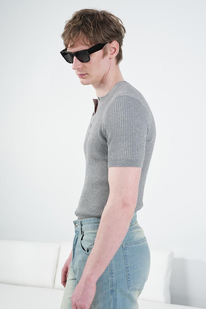 Giesto T-shirt en tricot gris fin à boutons coupe ajustée - Gris
