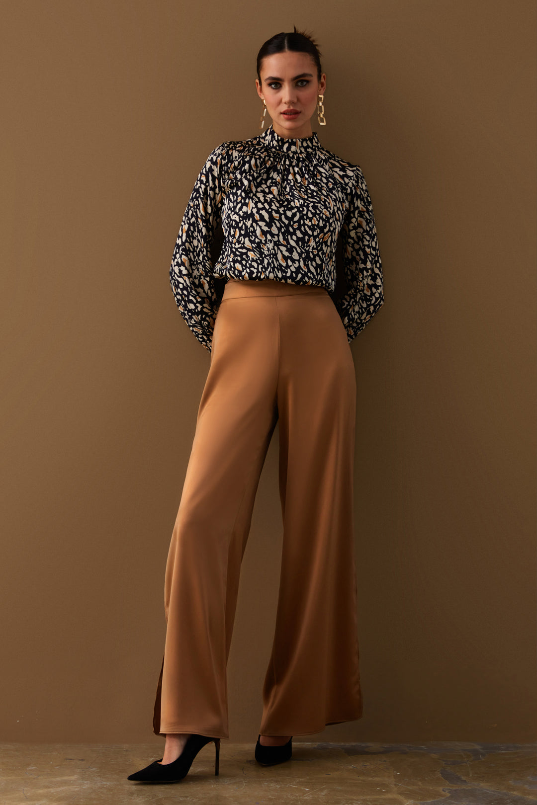 Sateen Pantalon en satin avec fente - camel