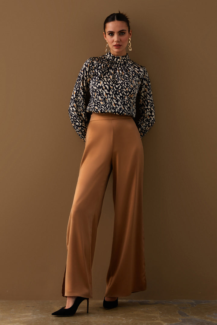 Sateen Pantalon en satin avec fente - camel