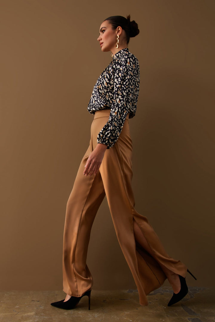 Sateen Pantalon en satin avec fente - camel