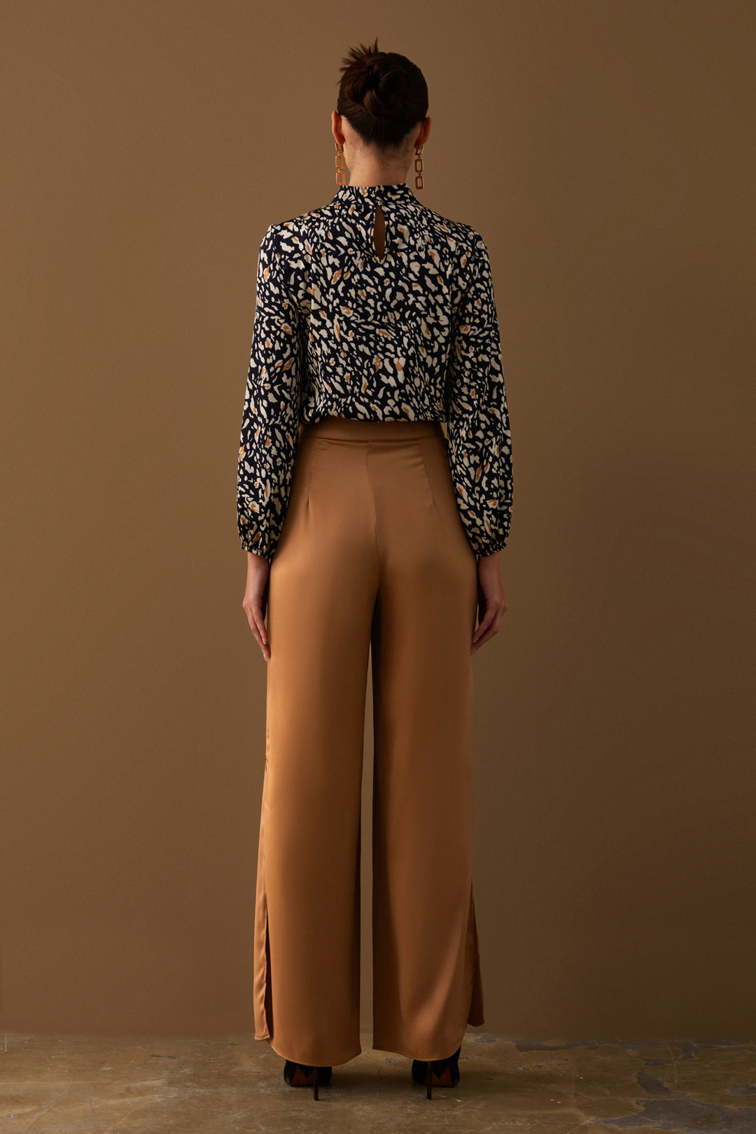 Sateen Pantalon en satin avec fente - camel
