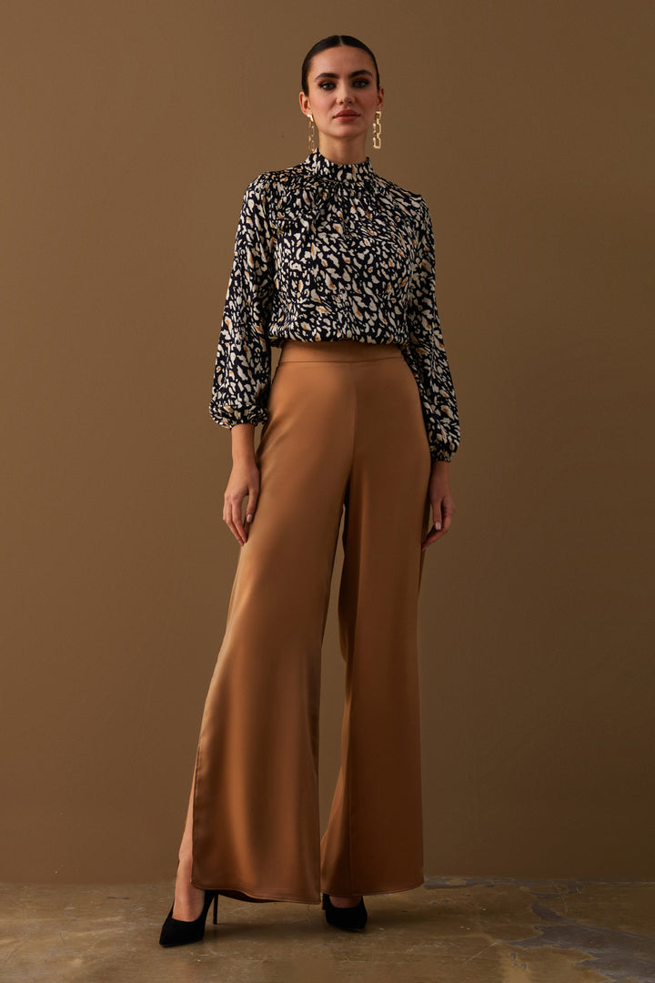 Sateen Pantalon en satin avec fente - camel