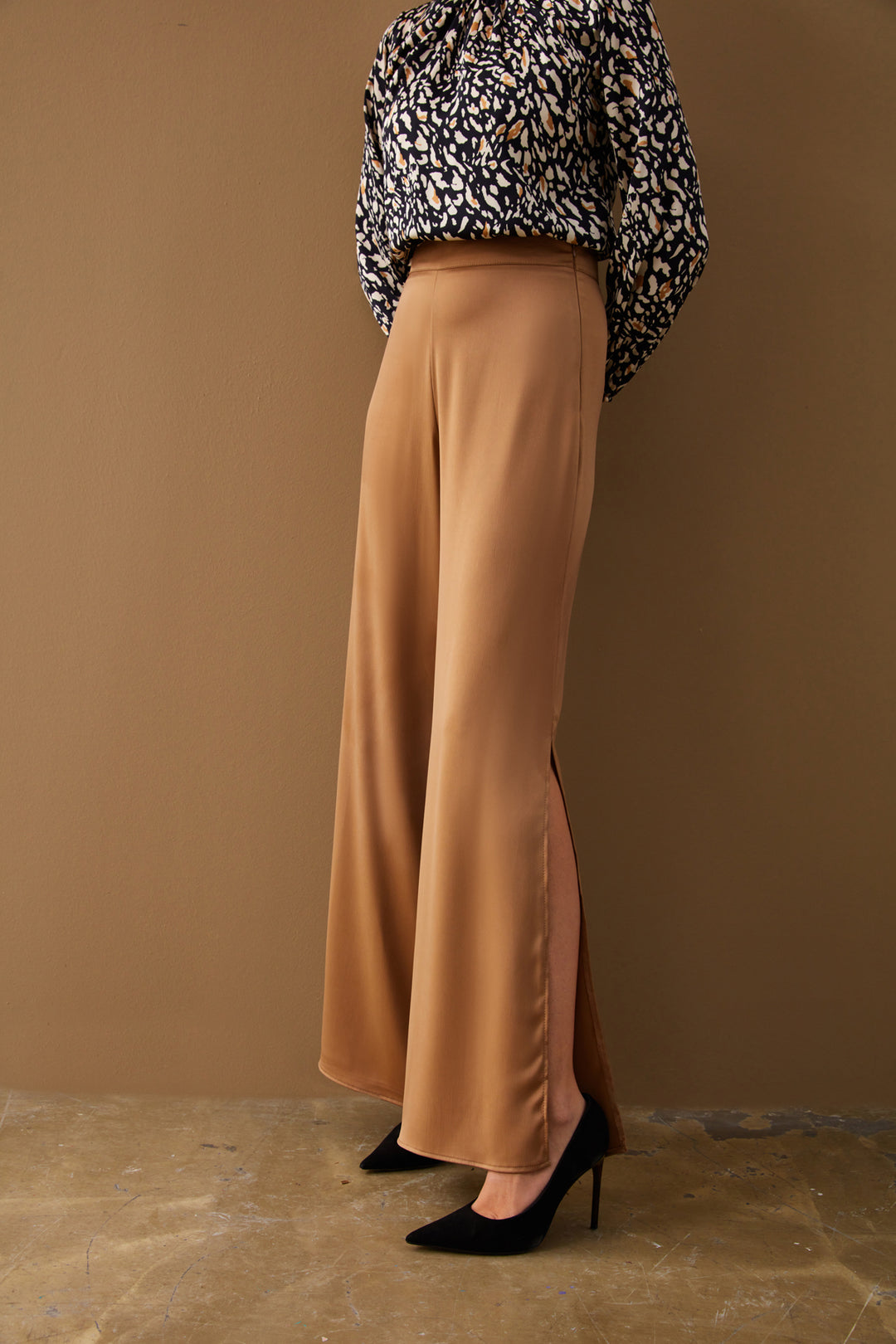 Sateen Pantalon en satin avec fente - camel