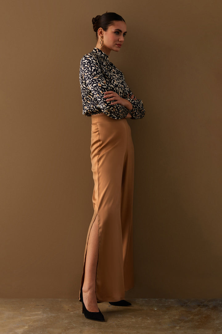 Sateen Pantalon en satin avec fente - camel