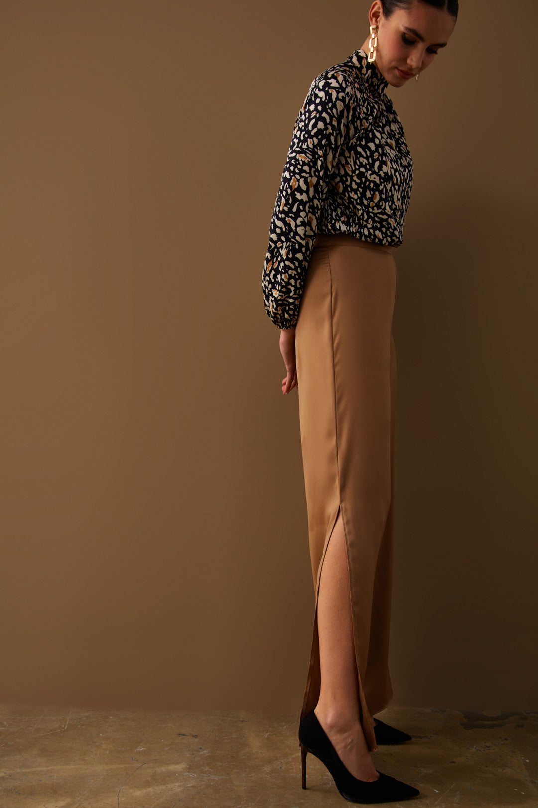 Sateen Pantalon en satin avec fente - camel