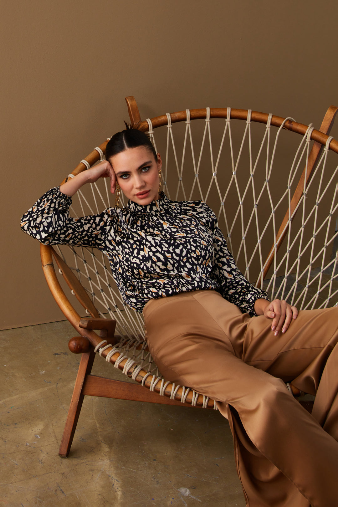 Sateen Pantalon en satin avec fente - camel