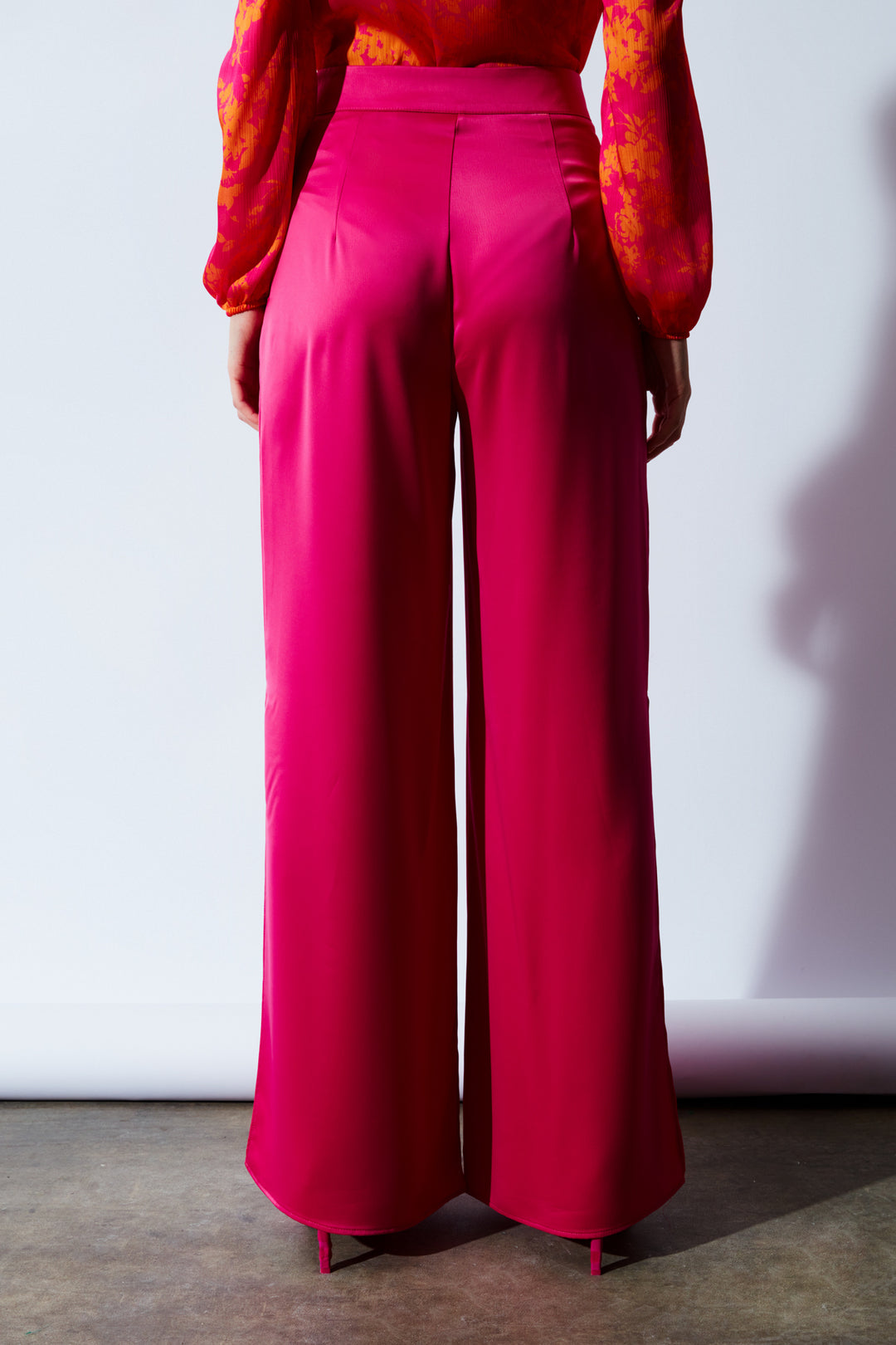 Sateen Pantalon en satin avec fente - Fuchsia