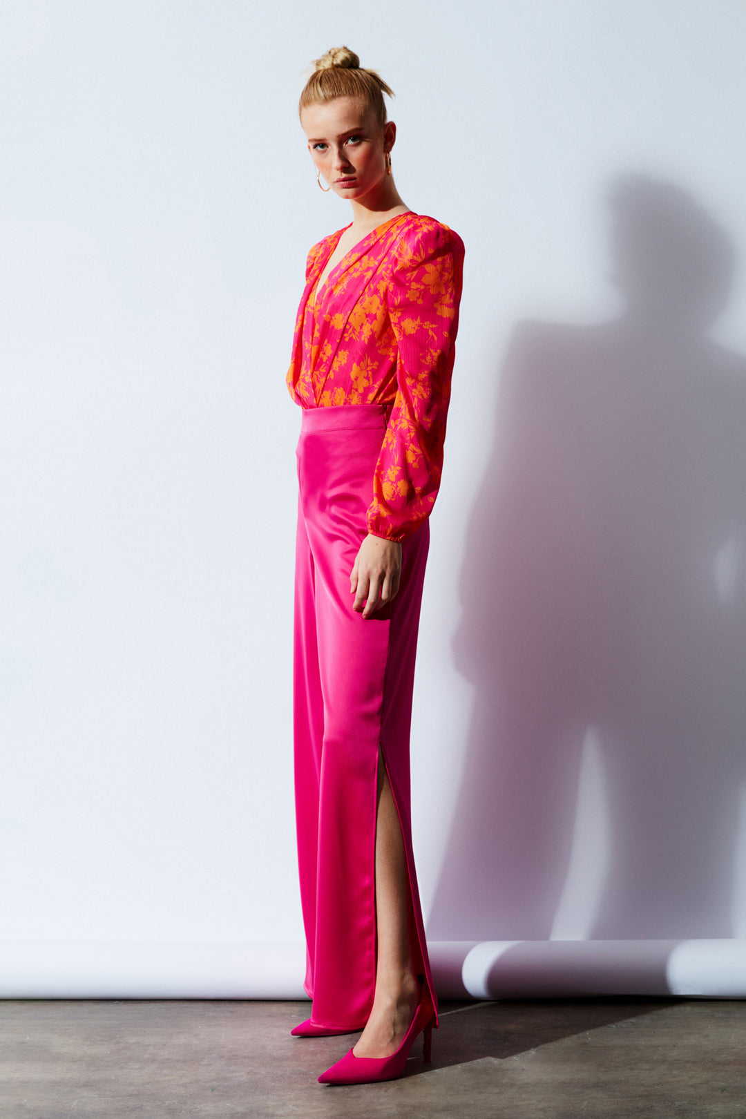 Sateen Pantalon en satin avec fente - Fuchsia